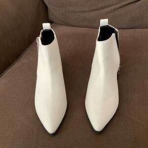 White Point Toe Ankle boots